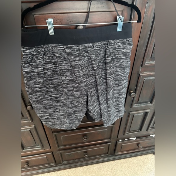 Lululemon Men’s Assert Short 9” Black and Gray, Size Large, Lined - Picture 2 of 3